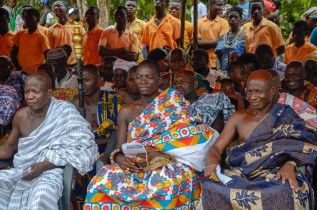 村の伝統的首長や住民の多くが参加した