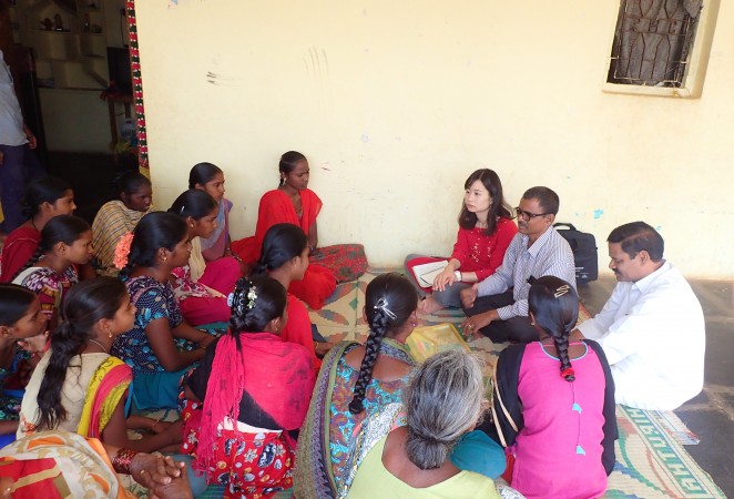 女の子たちの話を聞くACEスタッフとSPEEDのスタッフ