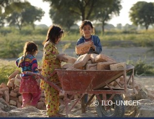 報告書より子どもの写真