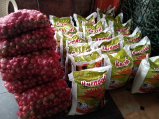 米、油、レンティル豆、タマリンド、チリパウダー、ターメリック、塩、玉ねぎ、にんにくなどの毎日のカレーを作るのに必要な食糧