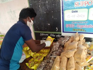 米、油、レンティル豆、タマリンド、チリパウダー、ターメリック、塩、玉ねぎ、にんにくなどの毎日のカレーを作るのに必要な食糧