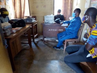 行政関係者へのインタビューの様子