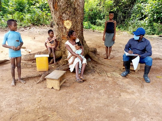 元児童労働者（学用品を支給した）家族へのインタビューの様子