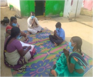 休校中の子どもを家庭訪問する様子