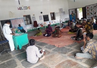 ブリッジスクールの建物で住民向けに感染症への対応啓発を実施