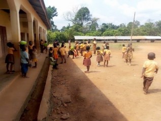 学校開校日に校庭で遊ぶ子どもたち