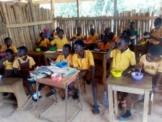 給食を楽しむ生徒たち