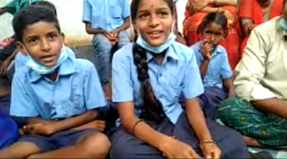 アーシャさん（中央）