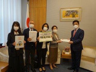 加藤勝信 内閣官房長官に首相官邸にて署名提出(2021年5月31日)