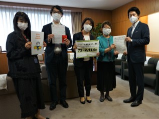 佐藤啓 経済産業大臣政務官に経済産業省にて署名提出(2021年6月11日)