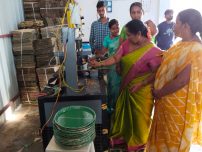 紙皿作製の講師研修の様子