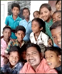 ブリッジスクールに通う子どもたちとプロジェクトスタッフ