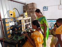 紙皿を試作している様子