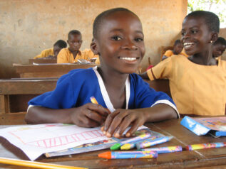 ACEが支援するガーナのカカオ生産地域の子どもたち 教育を受ける子ども