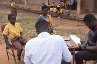 質問に答えるヤオさんとお母さんの写真