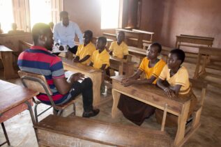 子どもたちとのグループディスカッションの様子の写真