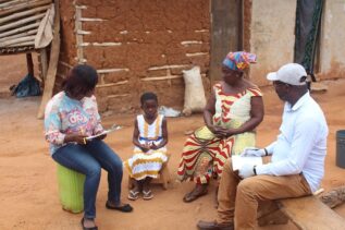 質問に答えるアドワさんとお母さんの写真