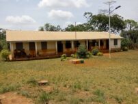 小学校の校舎の外観写真