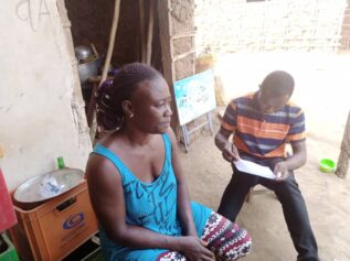 トラフィッキングにあった少女を保護している成人女性