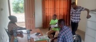 アビゲイルさんの故郷の郡社会福祉局との協議の様子