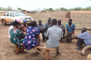 アビゲイルさん、社会福祉局、プロジェクトスタッフ、村長、長老、アビゲイルさんの家族での話し合い
